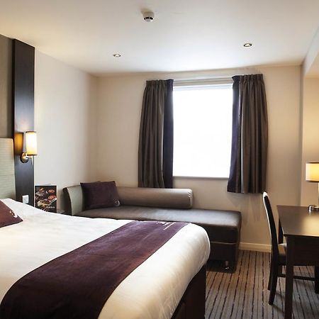 Premier Inn London Ъксбридж Екстериор снимка