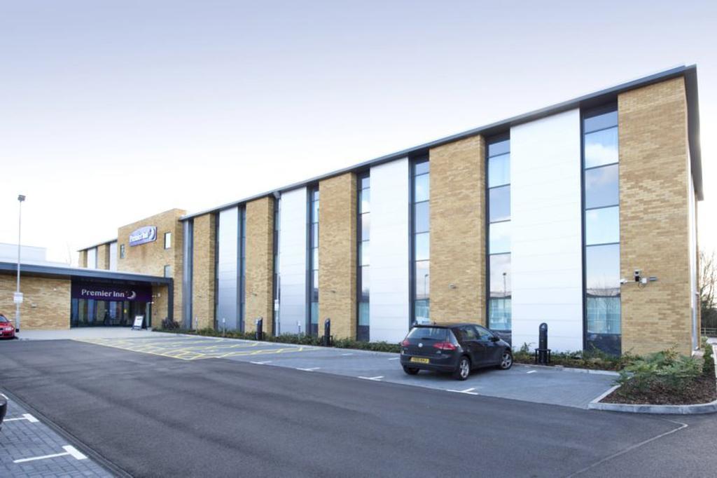 Premier Inn London Ъксбридж Екстериор снимка