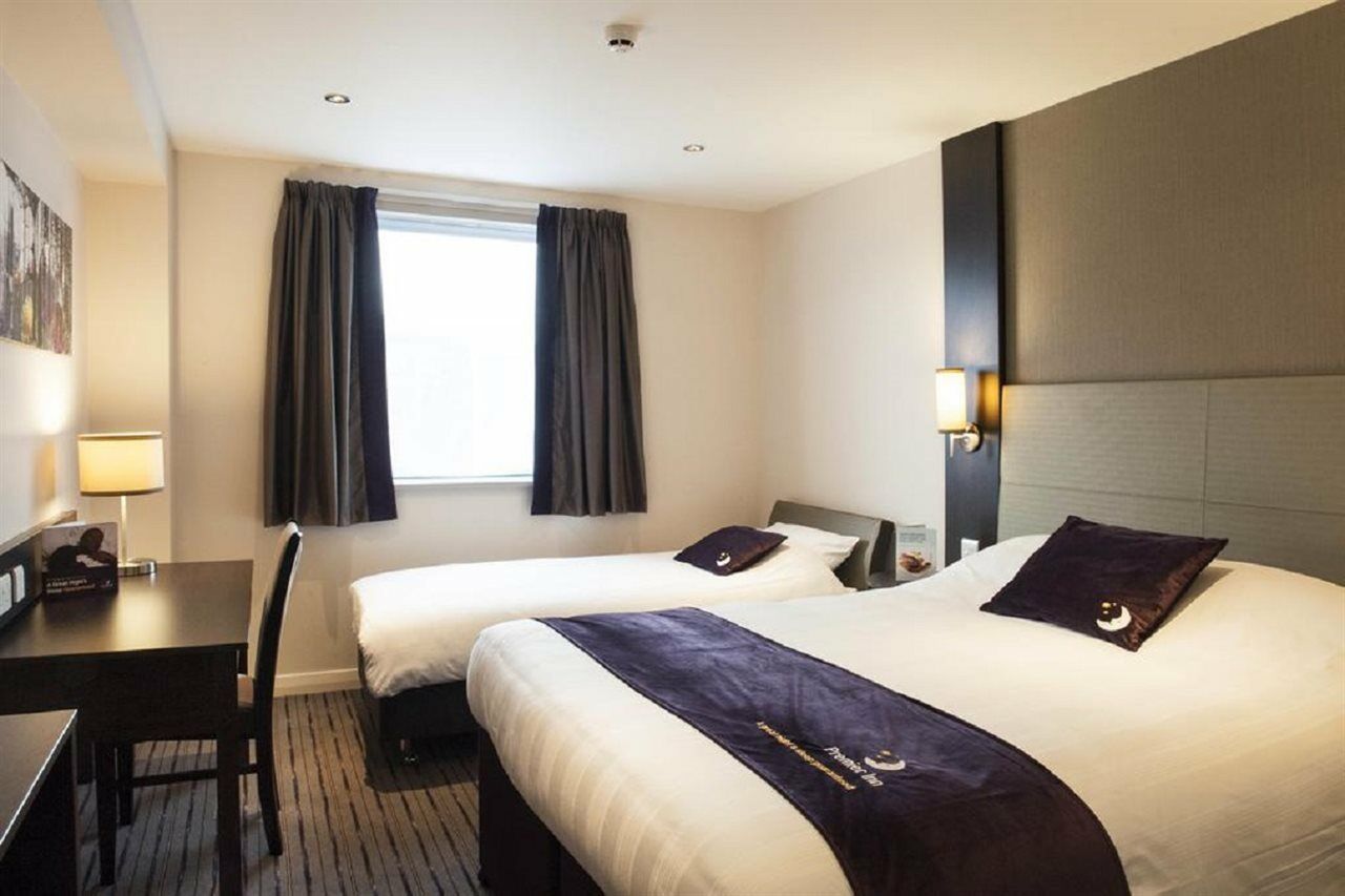 Premier Inn London Ъксбридж Екстериор снимка